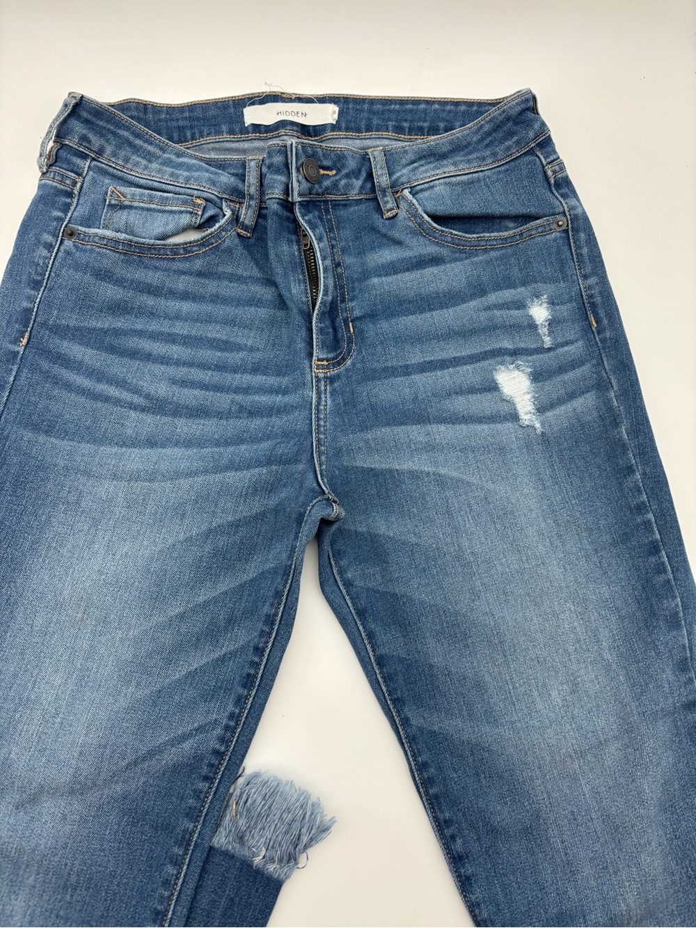 Hidden Mid Wash Distressed Women's cropped Jeans